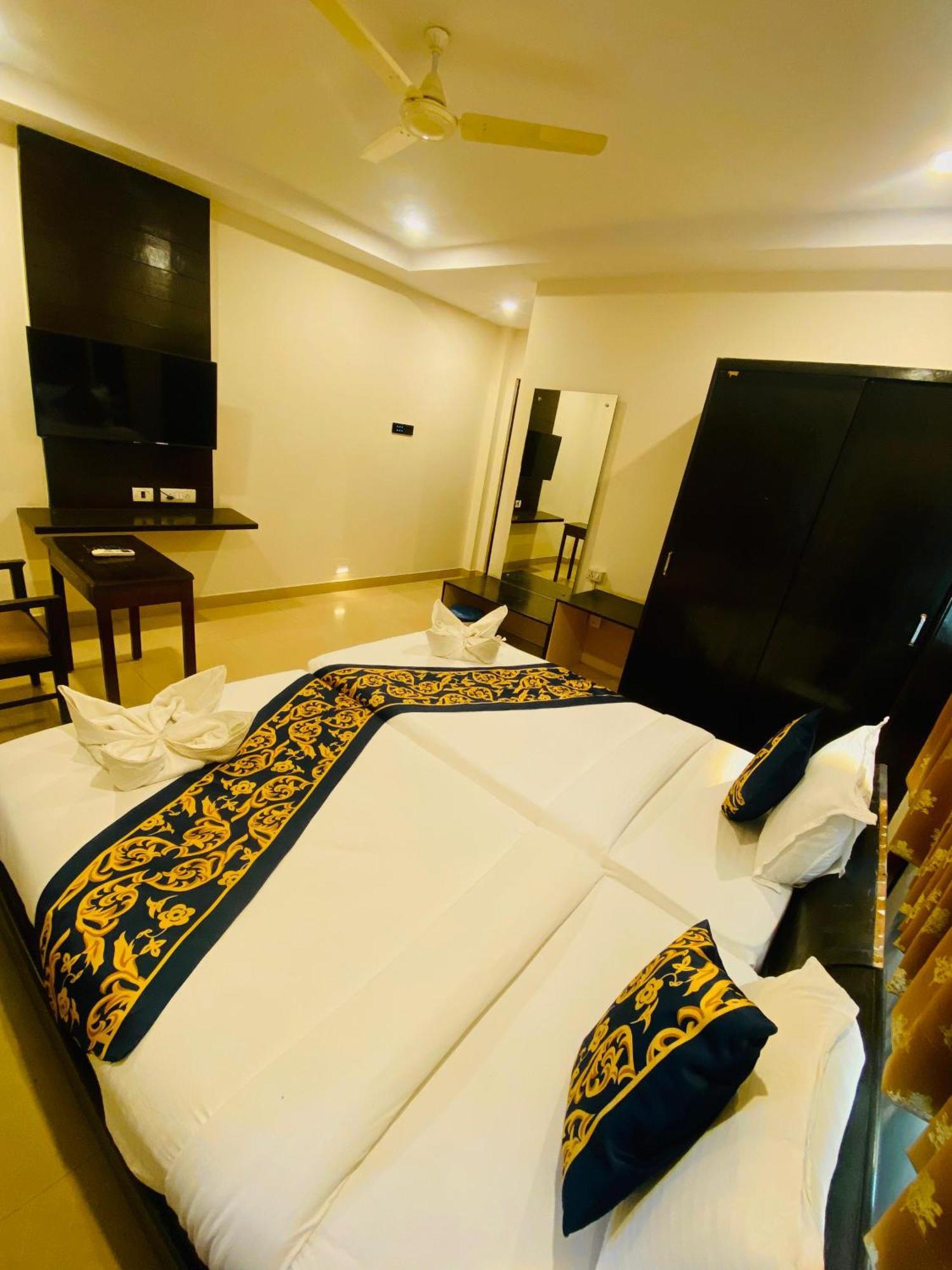 Shloka Residency Hotel เชมชาบัด ภายนอก รูปภาพ